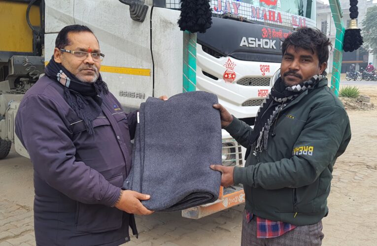 गीता फिलिंग स्टेशन ने ट्रक ड्राइवरों,कर्मचारियों को ठण्ड में पहुंचाई राहत