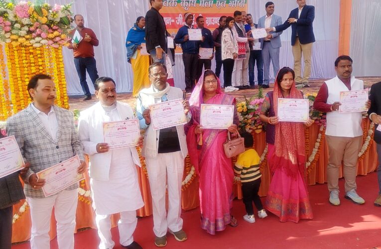 यूपी दिवस पर रायपुर नेरुवा प्रधान रतीपाल रावत सम्मानित