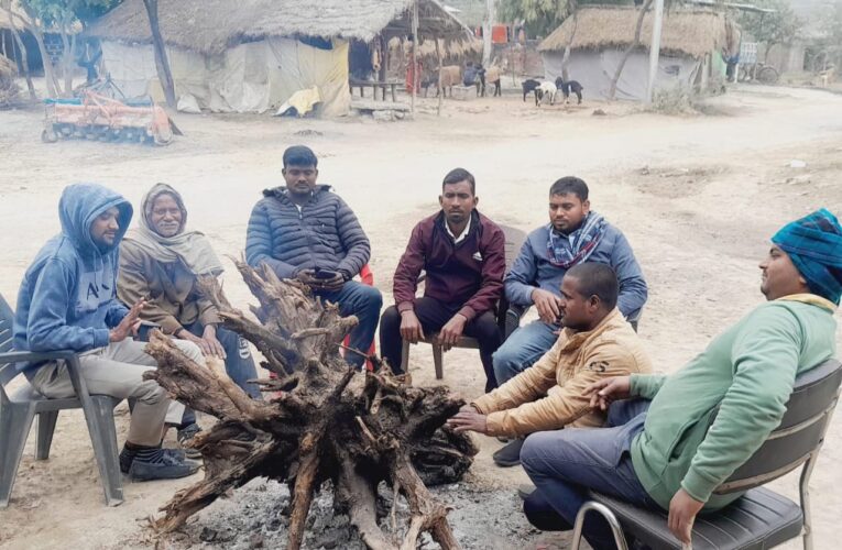 ग्रामीणों,राहगीरों को ठण्ड से बचाने के लिए गूढ़ा में युवाओं ने जलवाया अलाव
