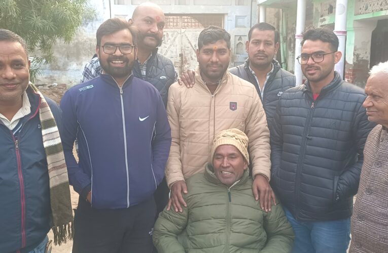 सचित्र – कंबल बांटते हुए समाजसेवी अंजनी दीक्षित