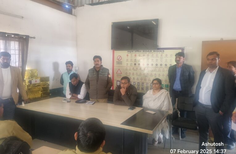 मथुरा में इलेक्ट्रिक बस के चालक सहित स्टाफ को किया सम्मानित