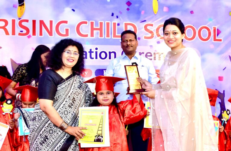 ग्रेजुएशन कैप और गाउन के साथ राइजिंग चाइल्ड स्कूल में बच्चे हुए सम्मानित